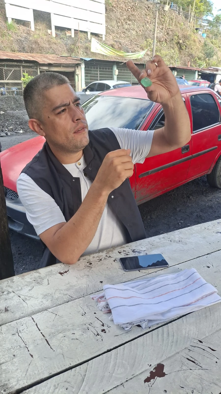 Emmanuel Bastidas examinant une pierre