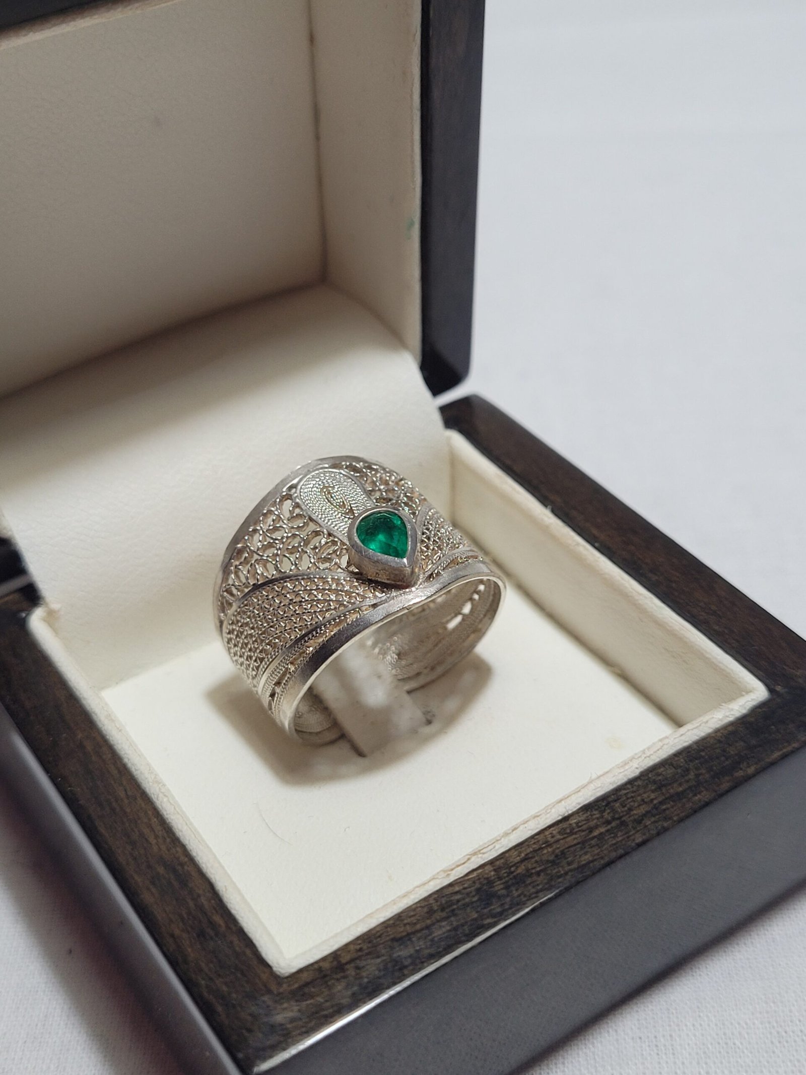 Vue 2 de la bague en filigrane
